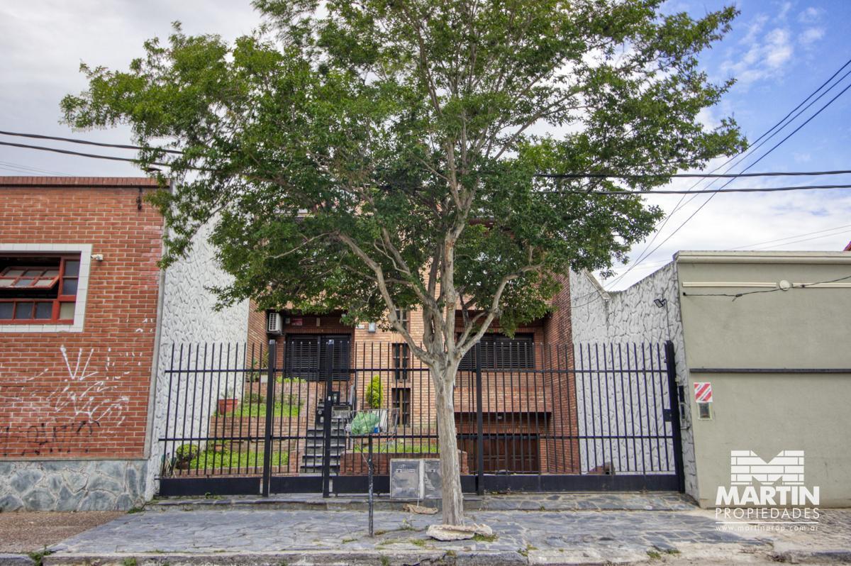 Casa PH en Venta de 4 ambientes en Martínez con Cochera y Patio con Pileta