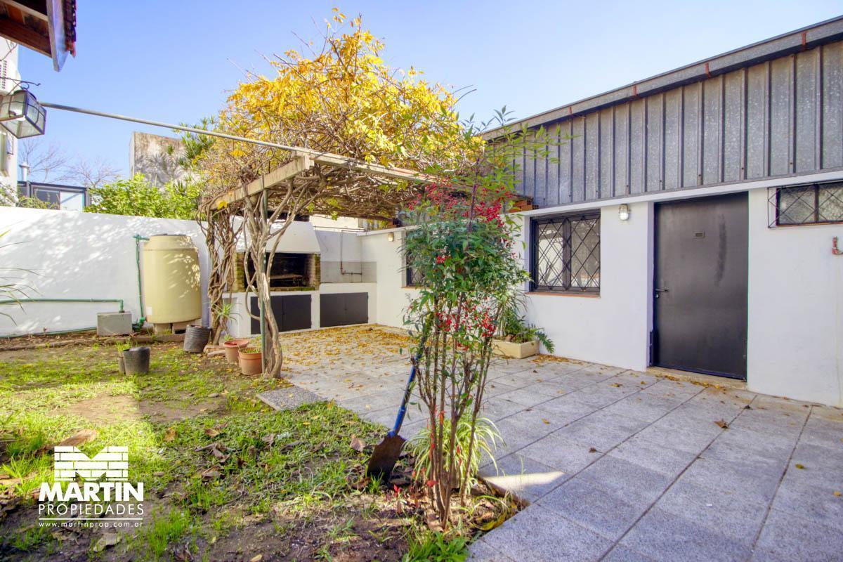 Casa PH en Venta de 3 Ambientes en Olivos con Cochera, Jardín y Galpón