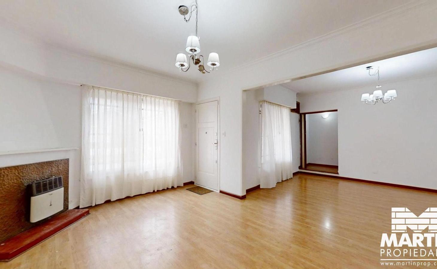 Casa en venta en Olivos 3 dormitorios, 2 baños, patio, terraza, pileta climatizada y cochera.