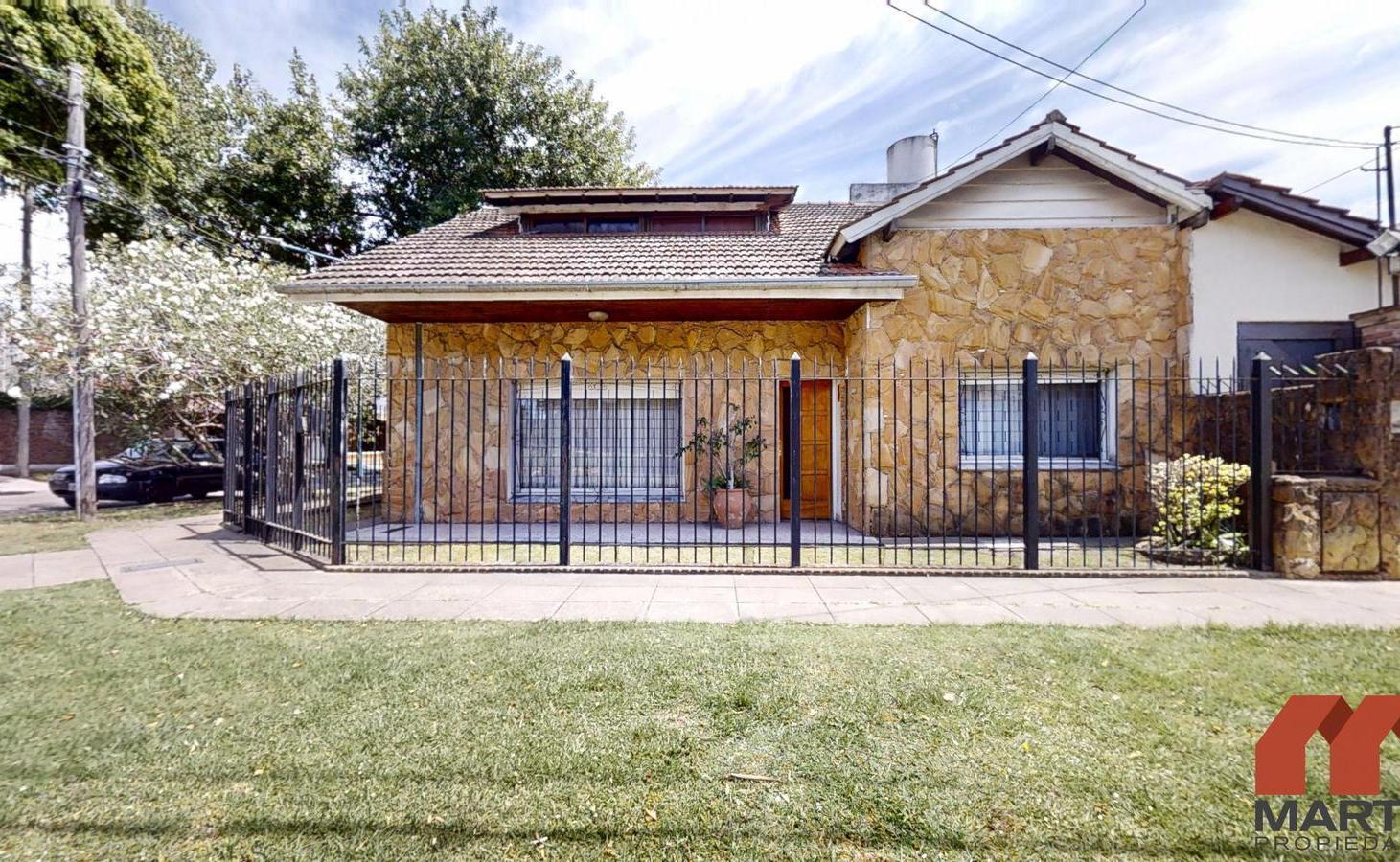 Casa en venta en Olivos 4 ambientes, 3 dormitorios con patio, terraza y cochera