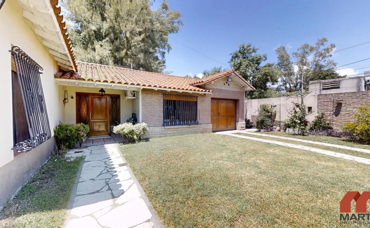 Casa en Venta de 5 Ambientes en Martinez con Patio y Jardín