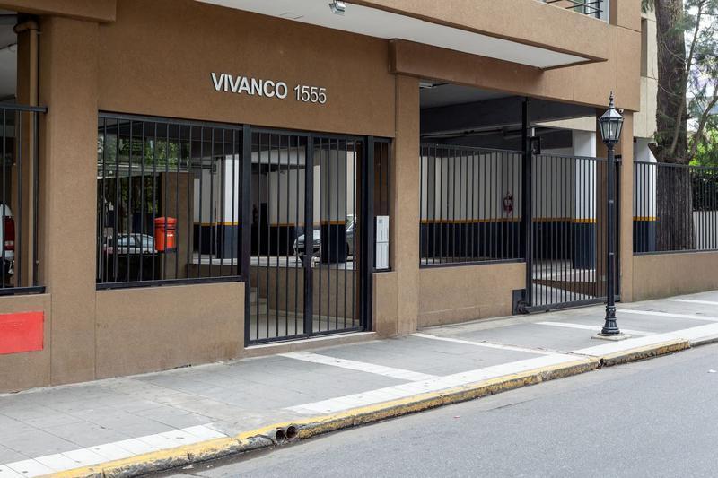 Excelente monoambiente con balcón y cochera.
