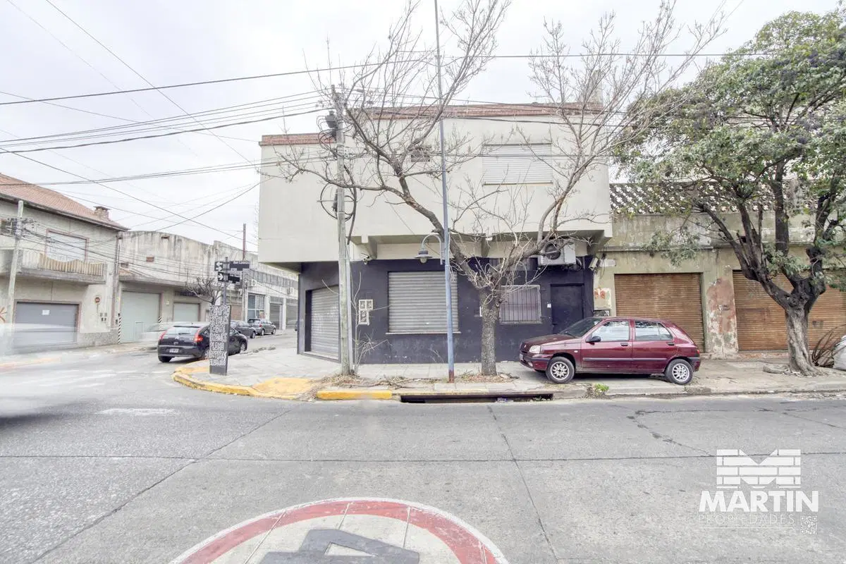 Amplio local en Venta con dos baños en Olivos 3