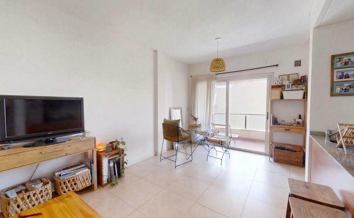 Departamento venta 2 ambientes al contrafrente con balcón. Excelente estado.