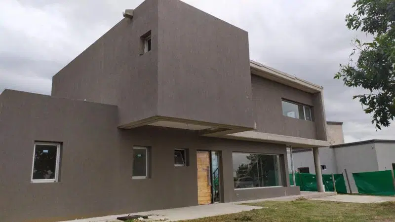 Casa en Venta de 5 Ambientes en Pilar con Suite y Escritorio 2