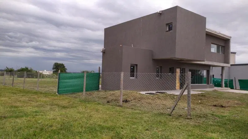 Casa en Venta de 5 Ambientes en Pilar con Suite y Escritorio 1