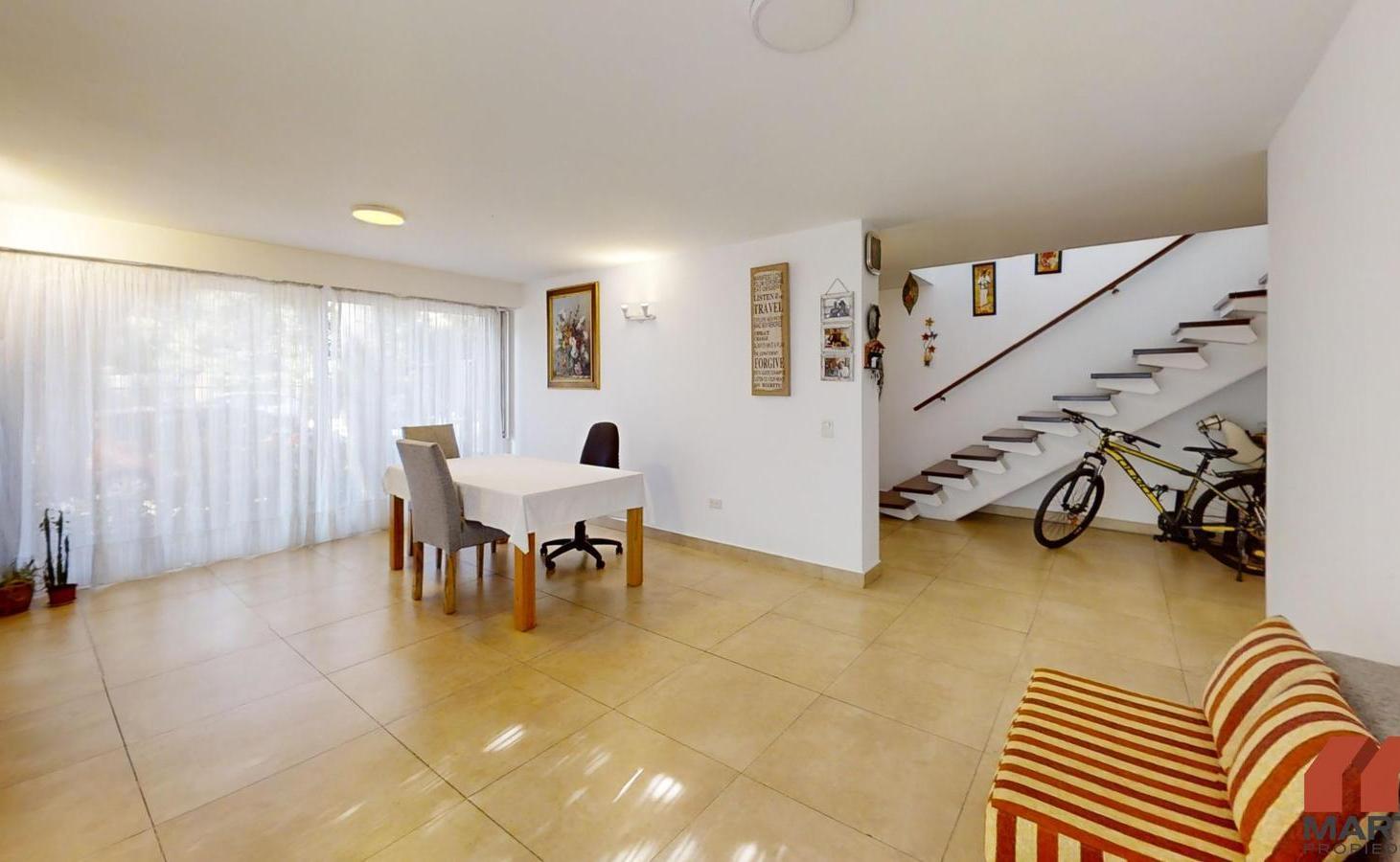 Casa en Venta de 5 Ambientes estilo racionalista con Patio y Terraza en Martinez