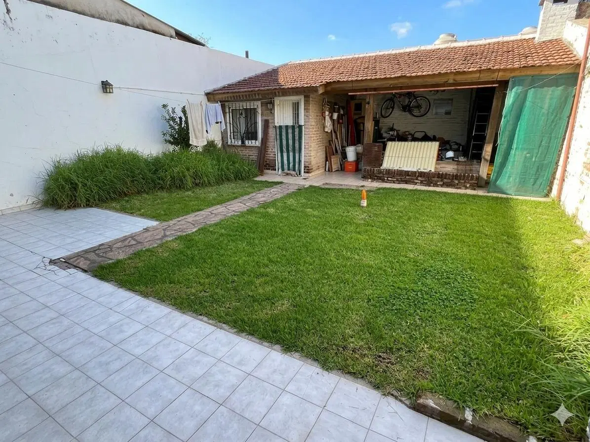 Chalet de 2 Plantas en Venta en Martinez con Jardín, Quincho y Cochera Pasante 2