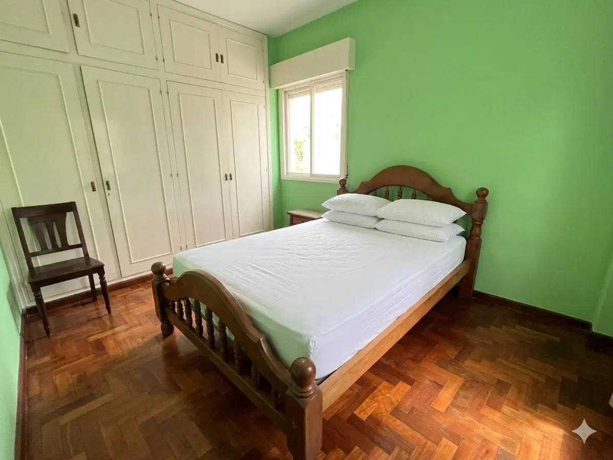Chalet de 2 Plantas en Venta en Martinez con Jardín, Quincho y Cochera Pasante 5