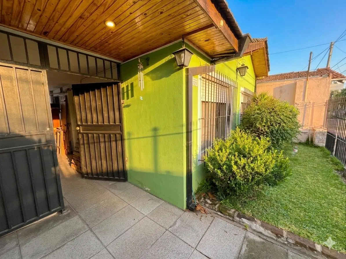 Chalet de 2 Plantas en Venta en Martinez con Jardín, Quincho y Cochera Pasante 3