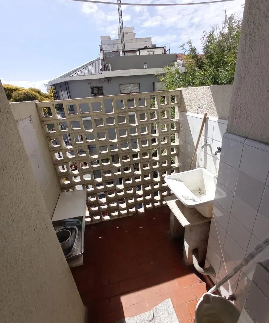 Departamento 2 ambientes con balcón. A metros de Av. Maipú. 2