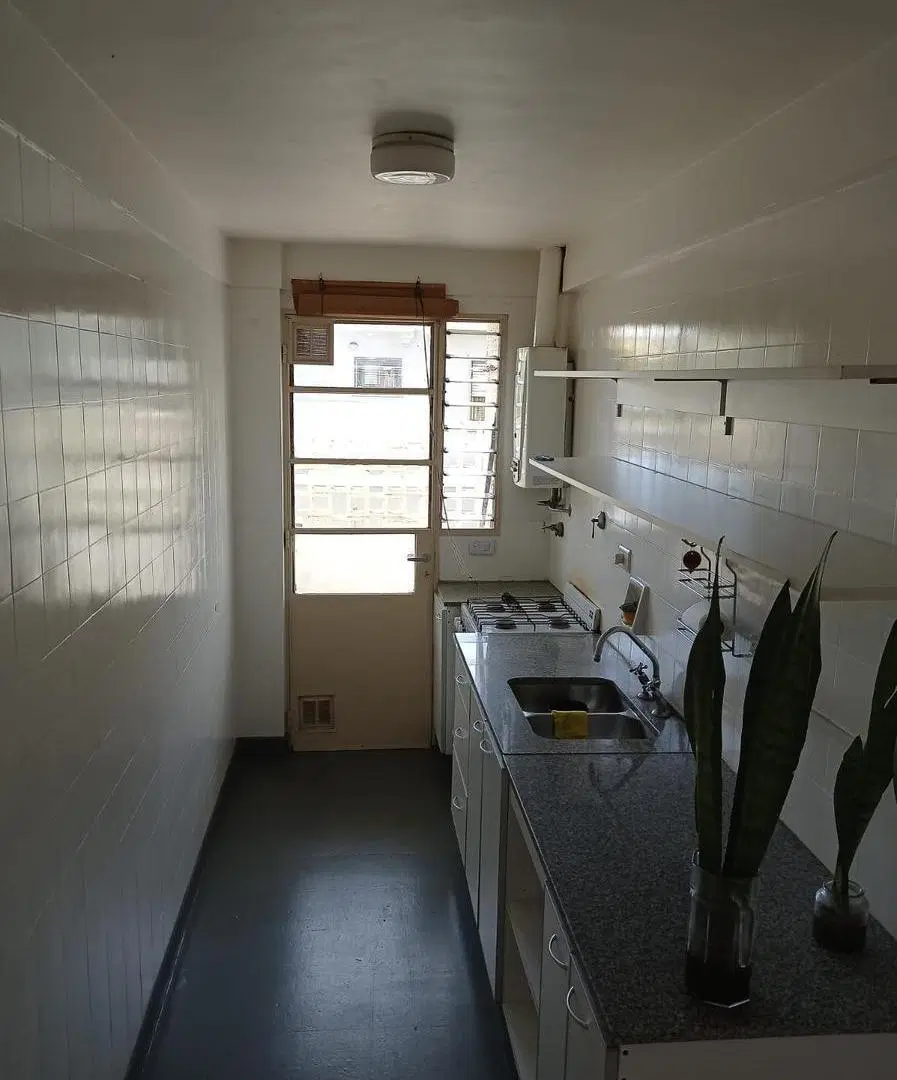 Departamento 2 ambientes con balcón. A metros de Av. Maipú. 5