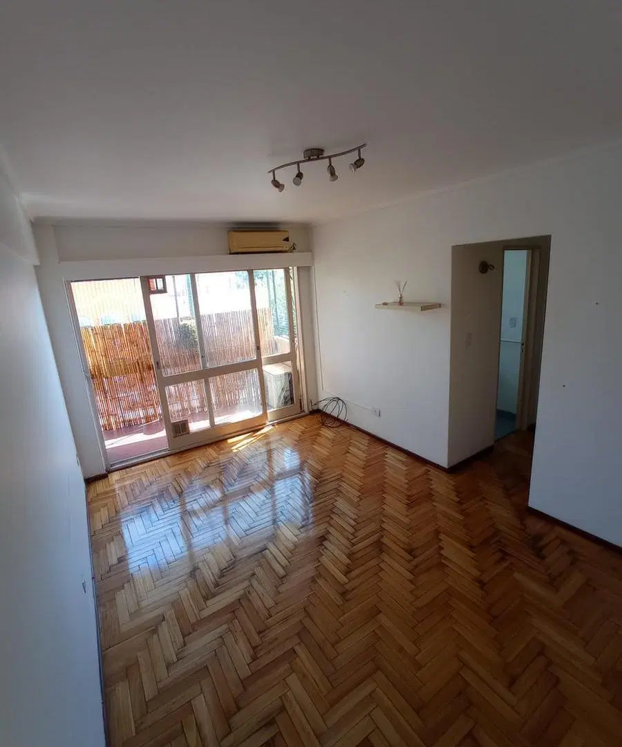 Departamento 2 ambientes con balcón. A metros de Av. Maipú. 3