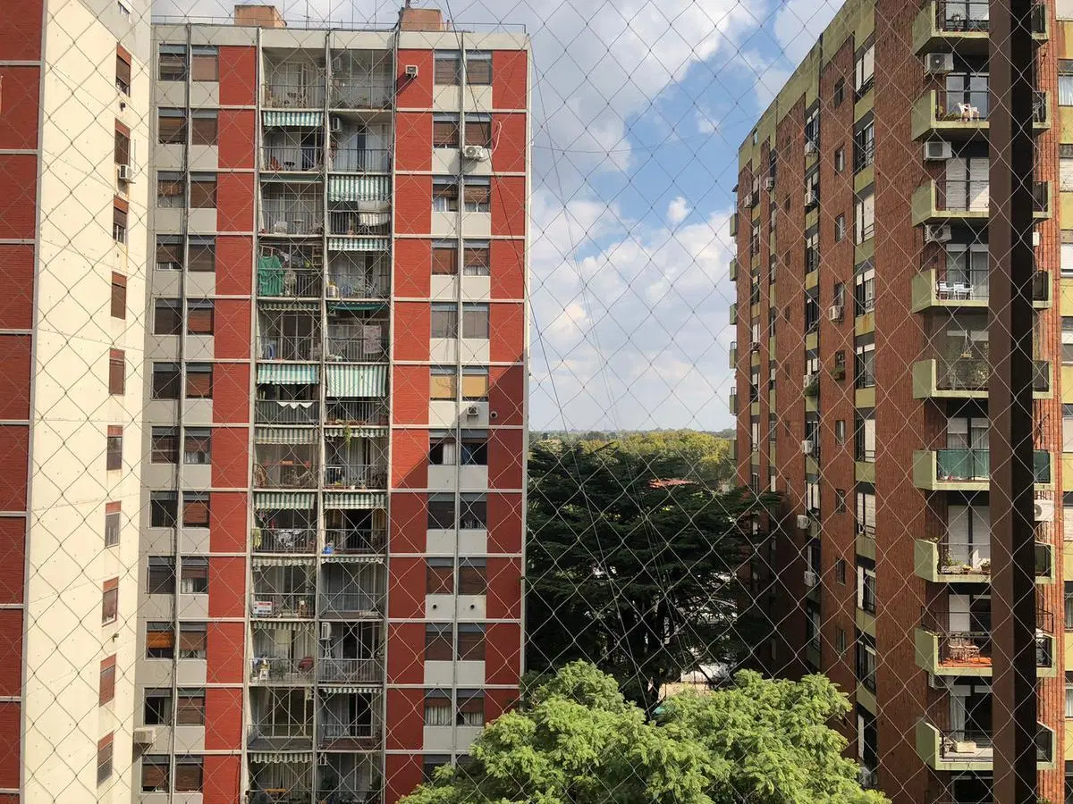 4 ambientes con balcón y cochera, de Avenida a Vías. 2