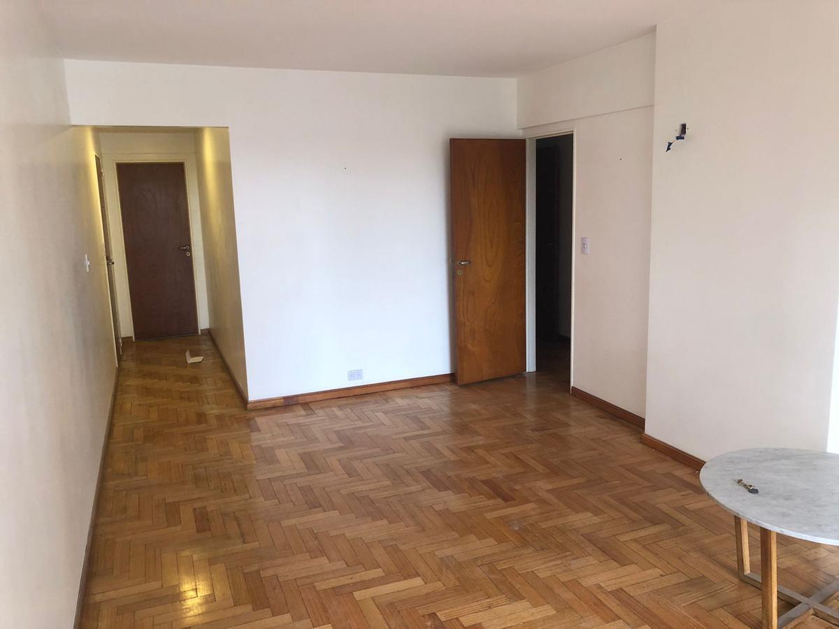 Foto de 4 ambientes con balcón y cochera, de Avenida a Vías., imagen 2
