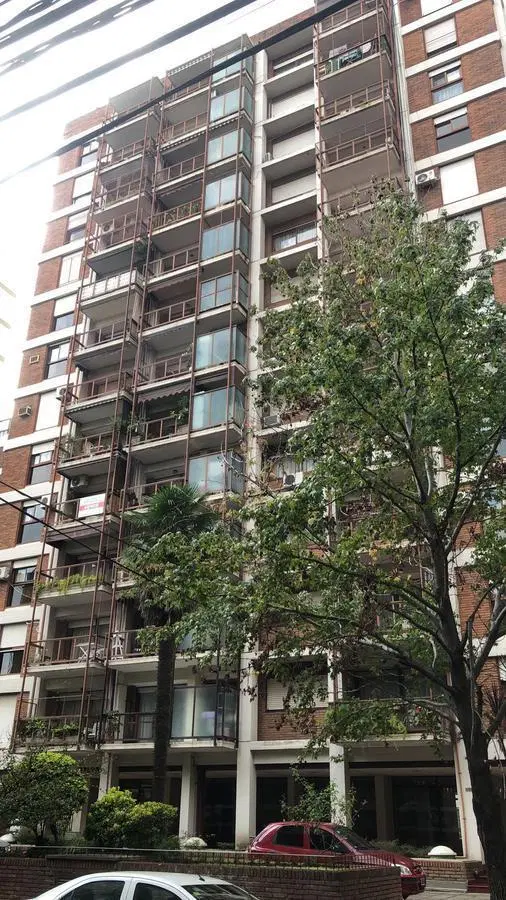 4 ambientes con balcón y cochera, de Avenida a Vías. 3