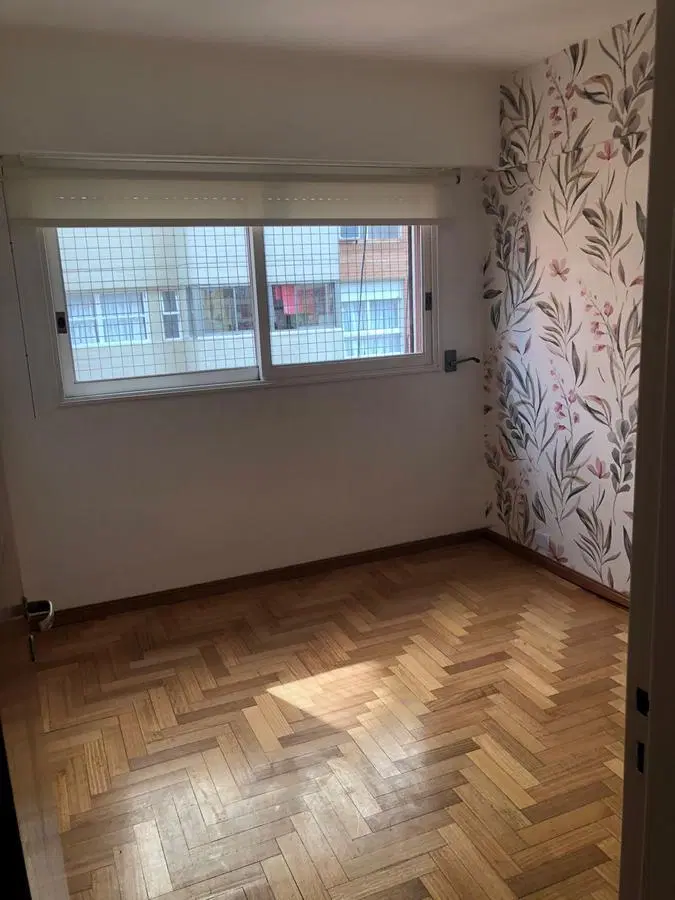 4 ambientes con balcón y cochera, de Avenida a Vías. 1