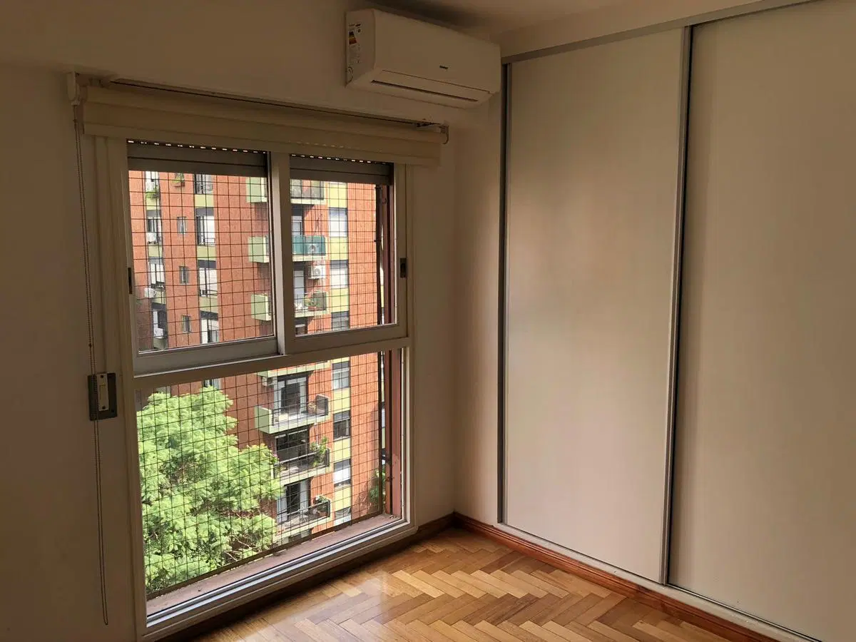 4 ambientes con balcón y cochera, de Avenida a Vías. 4