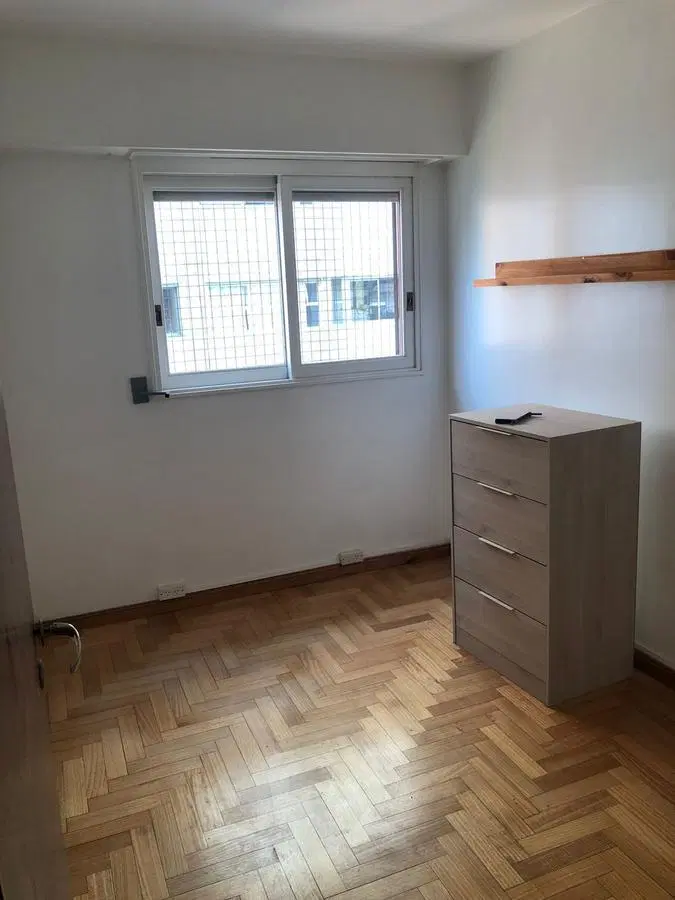 4 ambientes con balcón y cochera, de Avenida a Vías. 5