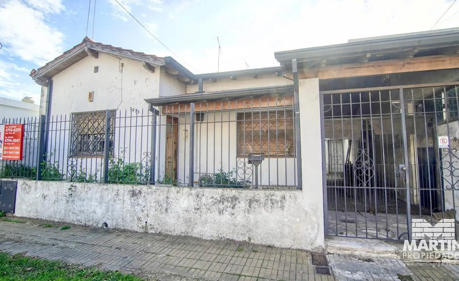 Casa a reciclar de 3 ambientes con cochera y jardín más dpto de 2 ambientes, a 1 cuadra de Paraná. 2
