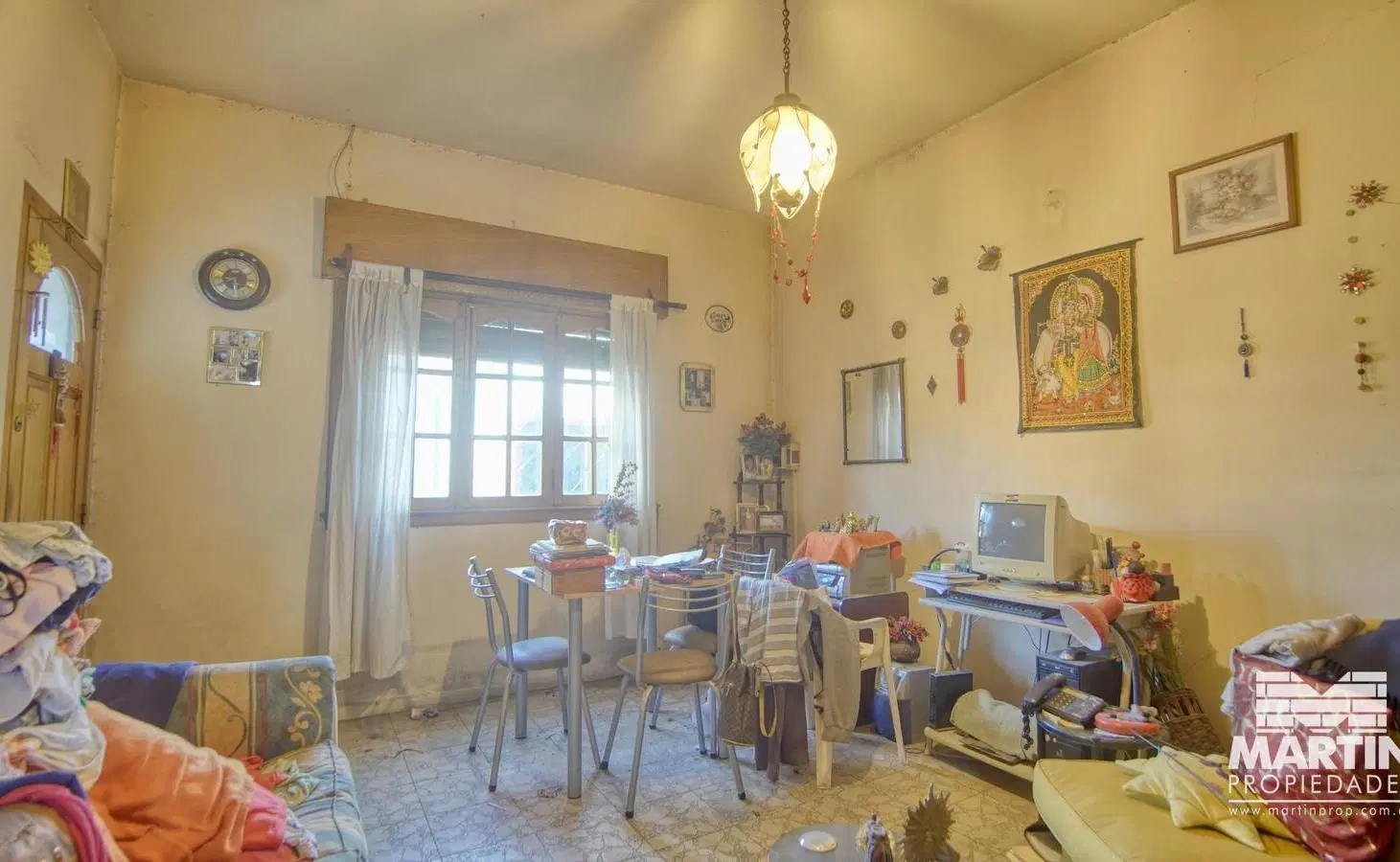 Casa a reciclar de 3 ambientes con cochera y jardín más dpto de 2 ambientes, a 1 cuadra de Paraná. 4