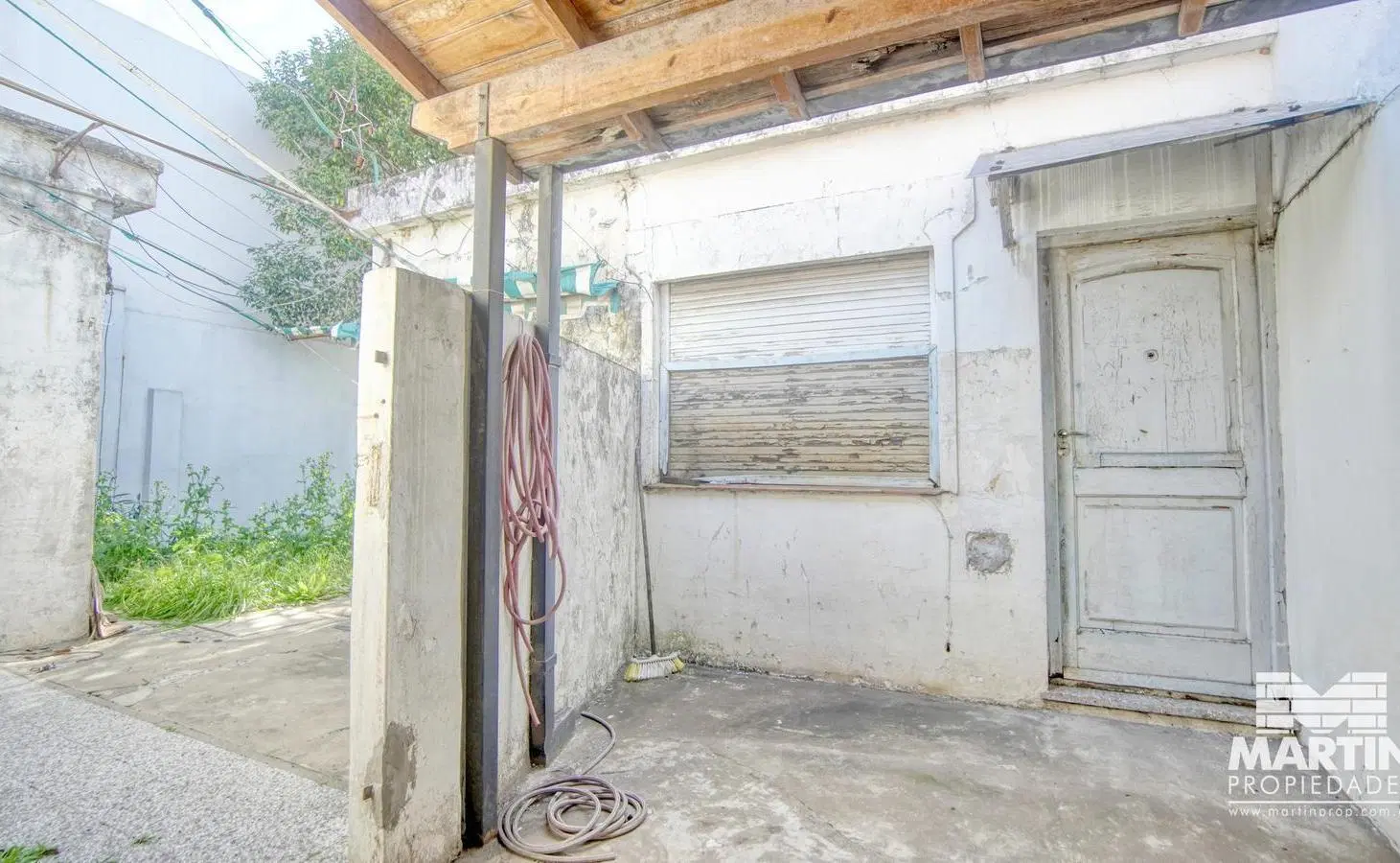 Casa a reciclar de 3 ambientes con cochera y jardín más dpto de 2 ambientes, a 1 cuadra de Paraná. 5
