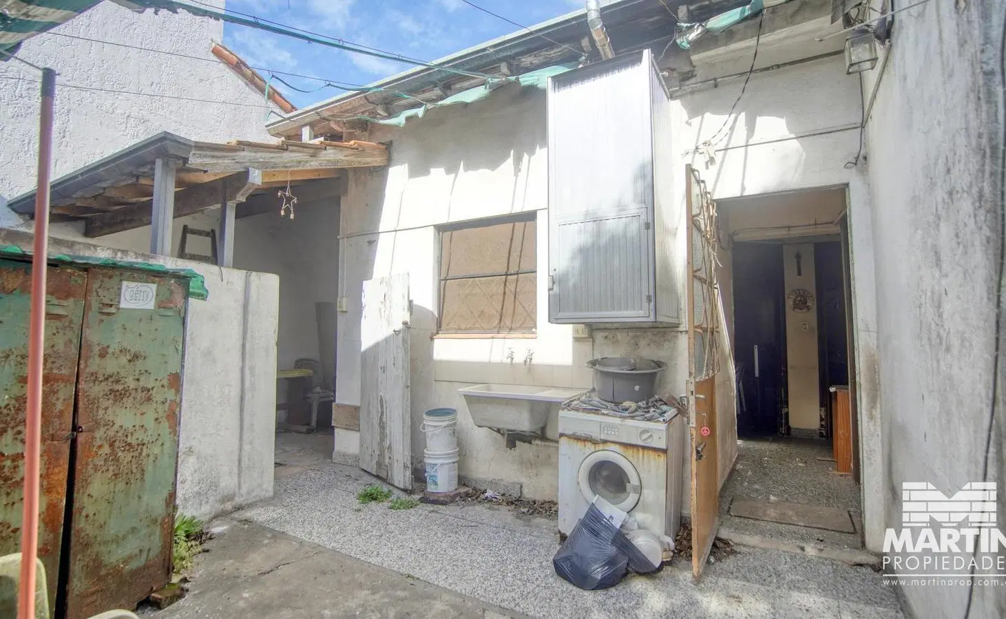 Casa a reciclar de 3 ambientes con cochera y jardín más dpto de 2 ambientes, a 1 cuadra de Paraná. 3
