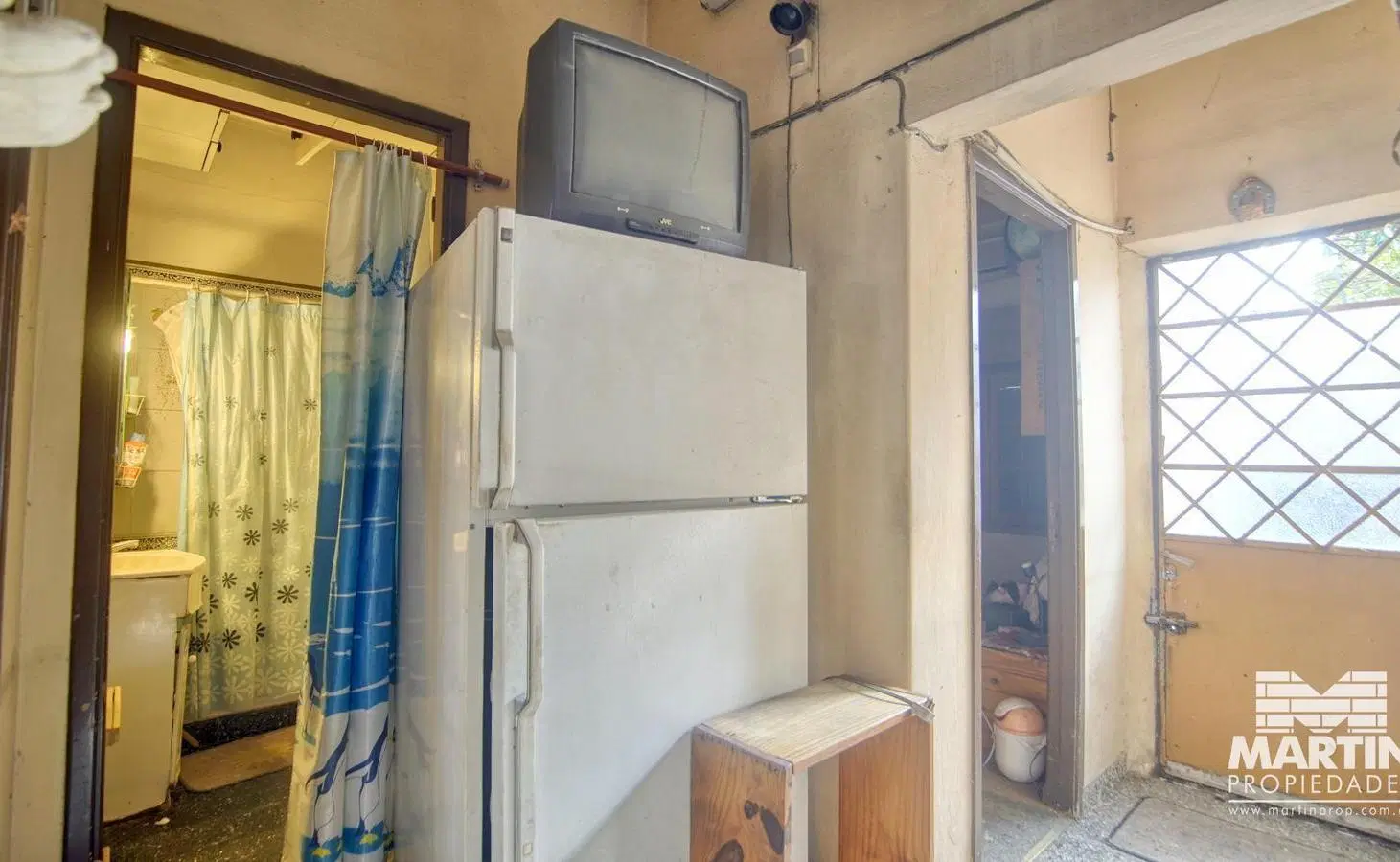 Casa a reciclar de 3 ambientes con cochera y jardín más dpto de 2 ambientes, a 1 cuadra de Paraná. 8