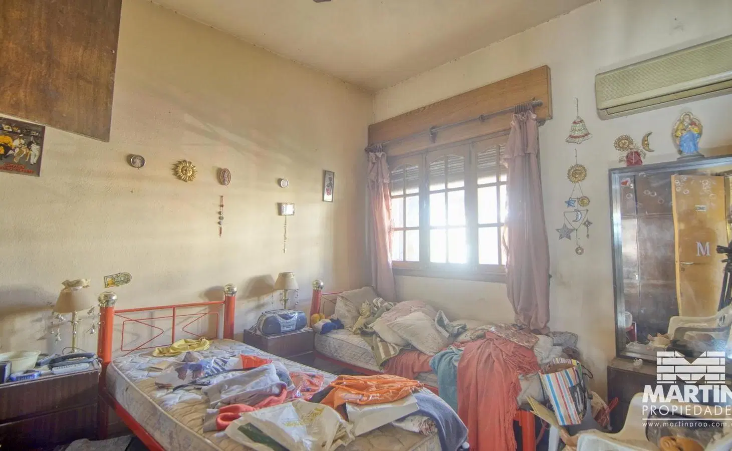 Casa a reciclar de 3 ambientes con cochera y jardín más dpto de 2 ambientes, a 1 cuadra de Paraná. 2