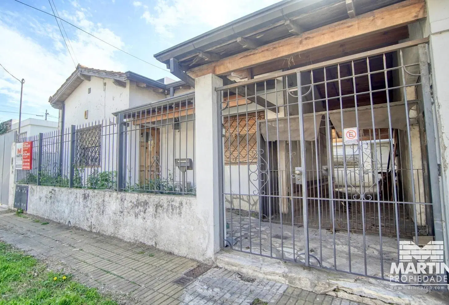 Casa a reciclar de 3 ambientes con cochera y jardín más dpto de 2 ambientes, a 1 cuadra de Paraná. 4