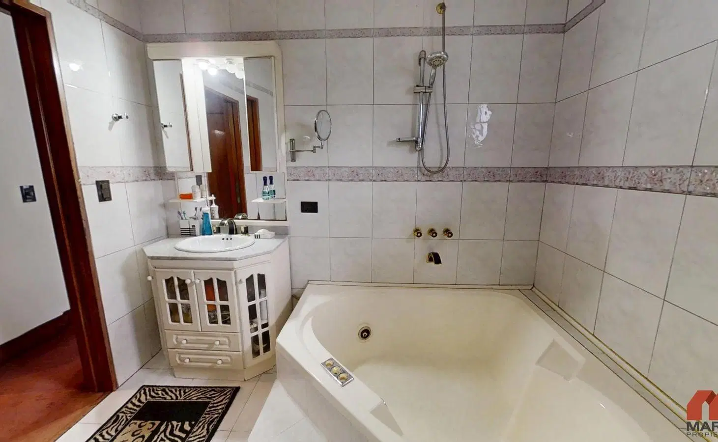 Vivienda de 5 Ambientes y Local Comercial | 300 m² cubiertos | En San Isidro con Patio y Terraza 3