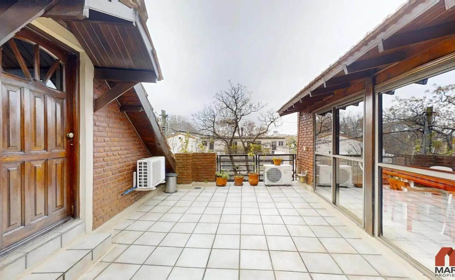 Vivienda de 5 Ambientes y Local Comercial | 300 m² cubiertos | En San Isidro con Patio y Terraza 2