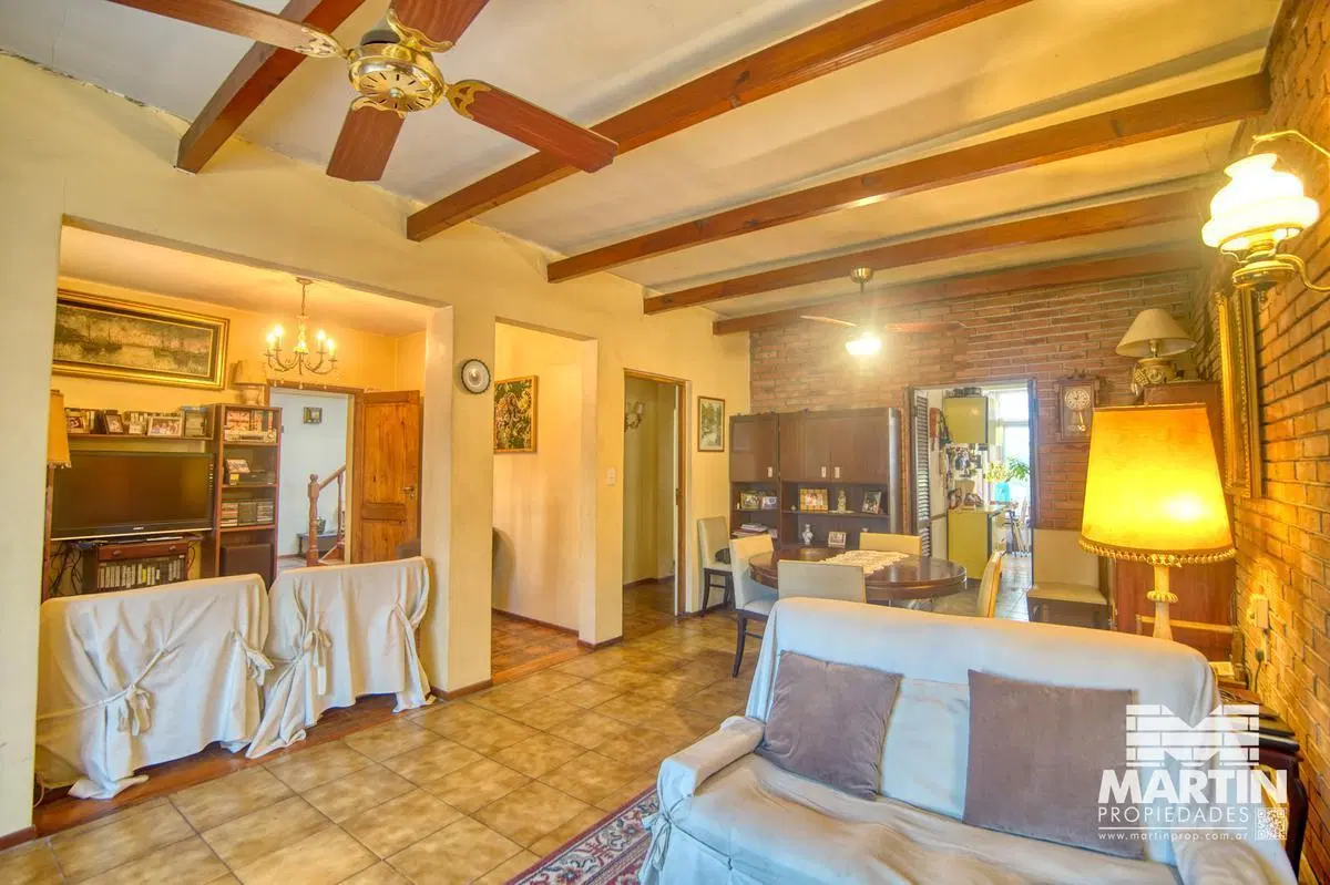 Casa en Venta de 6 Ambientes en Olivos con Cochera, Jardín, Pileta y Terraza 1