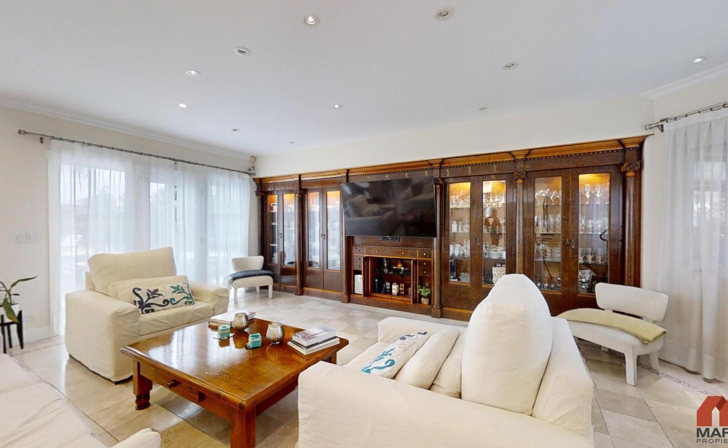 Foto de Casa Chalet en Venta de 7 Ambientes en La Rotonda, Boulogne con Jardín, Pileta y Cochera, imagen 3