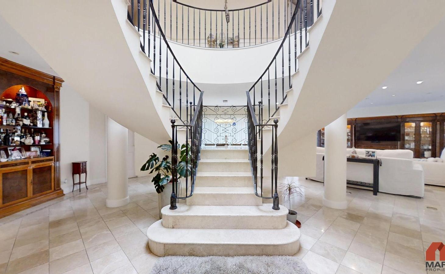 Foto de Casa Chalet en Venta de 7 Ambientes en La Rotonda, Boulogne con Jardín, Pileta y Cochera, imagen 2