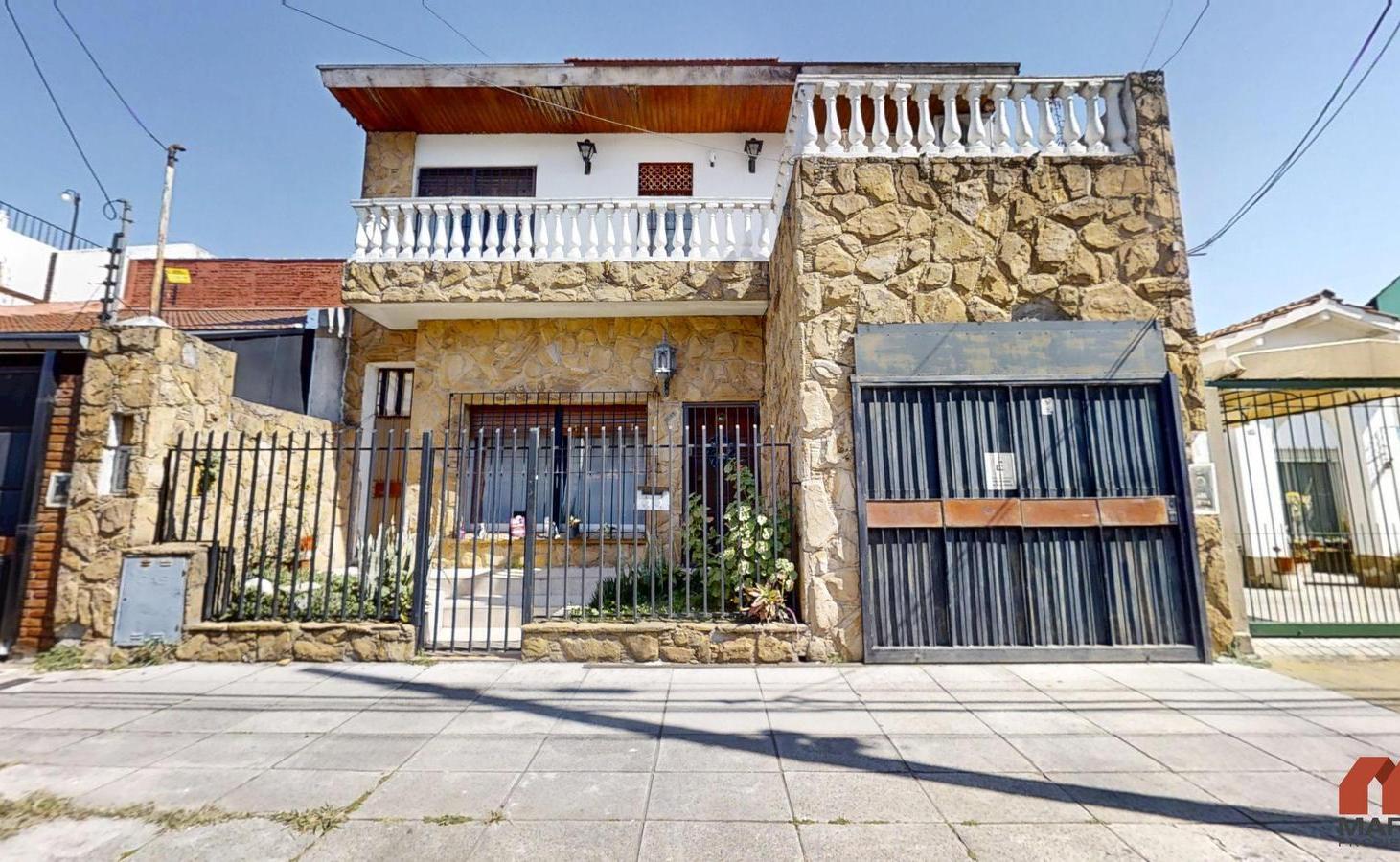 Casa en Venta de 6 Ambientes en Villa Adelina con Garage, Jardin y Balcón