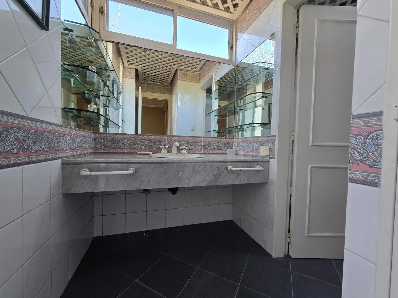 Increíble casa en el corazón de Parque Aguirre, Acassuso, con un jardín soñado. 8
