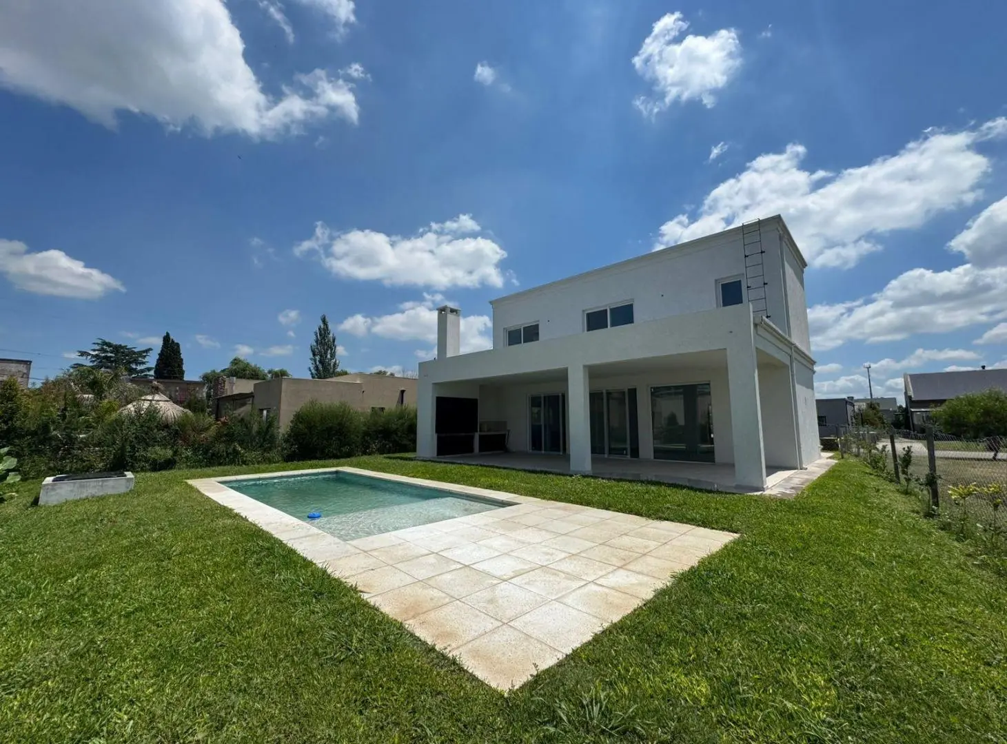 Casa en Venta y en alquiler A ESTRENAR San Ramon - Pilar del Este 1