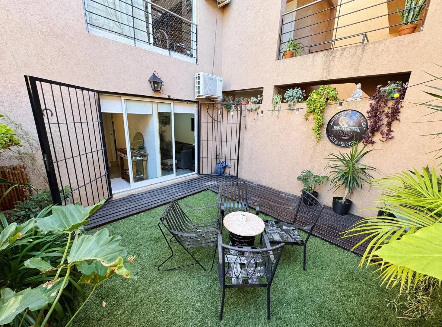 Departamento con cochera y jardín propio a la venta 3