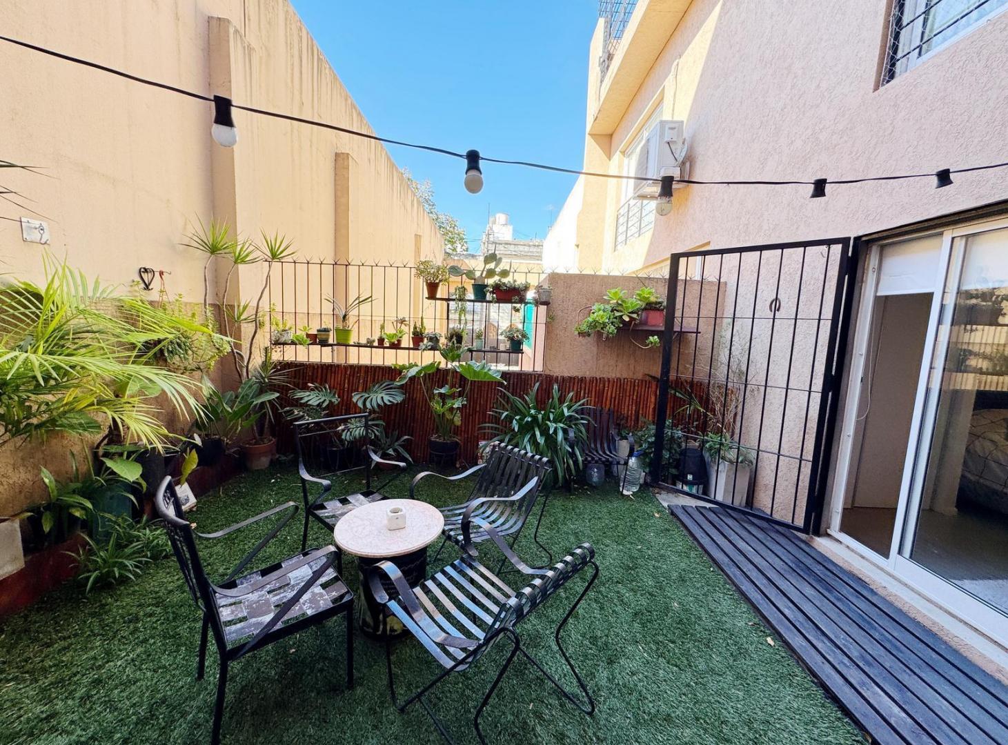 Departamento con cochera y jardín propio a la venta