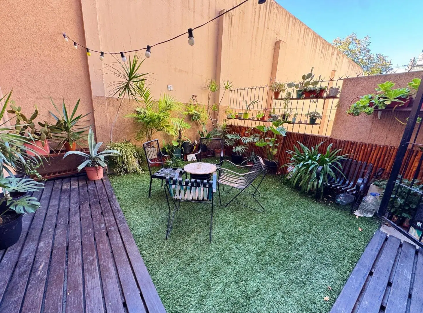 Departamento con cochera y jardín propio a la venta 1