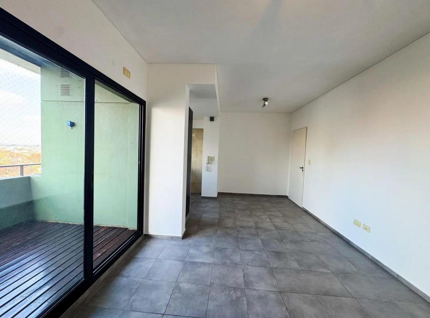 Departamento de dos ambientes con cochera propia 4