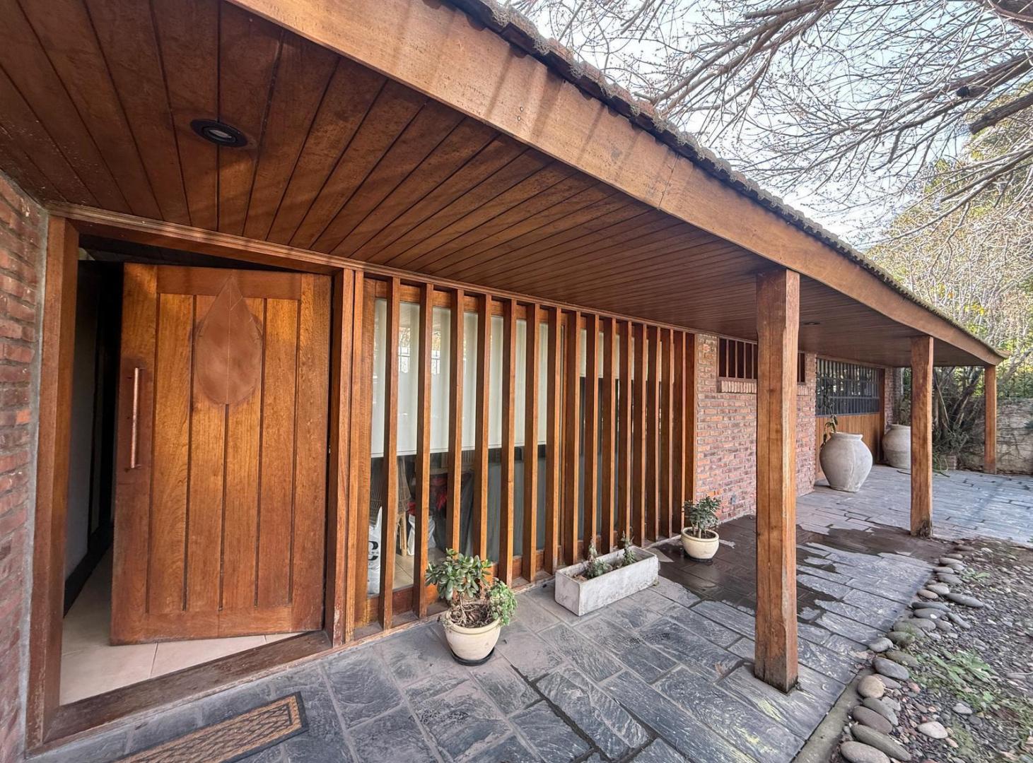 Foto de Casa en Alquiler y Venta en Punta Chica, imagen 2