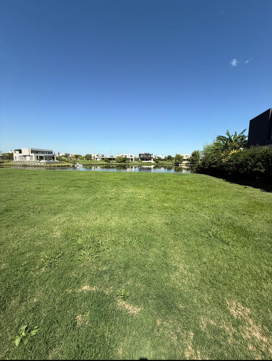 Terreno con laguna en  Barrio Privado Ceibos, Puertos del Lago