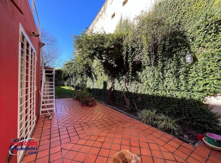 ¡VENTA casa c/2 plantas, quincho y jardín! Apto edificio 4