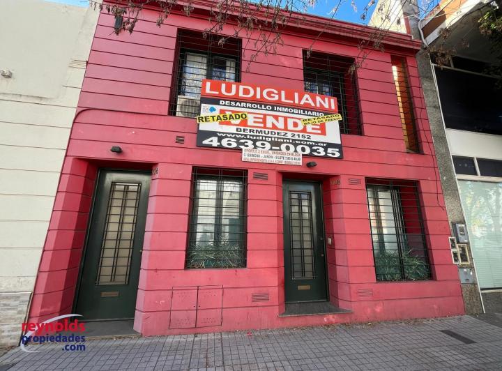 ¡VENTA casa c/2 plantas, quincho y jardín! Apto edificio 1