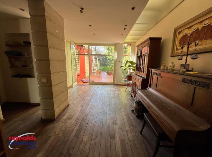 ¡VENTA casa c/2 plantas, quincho y jardín! Apto edificio 5