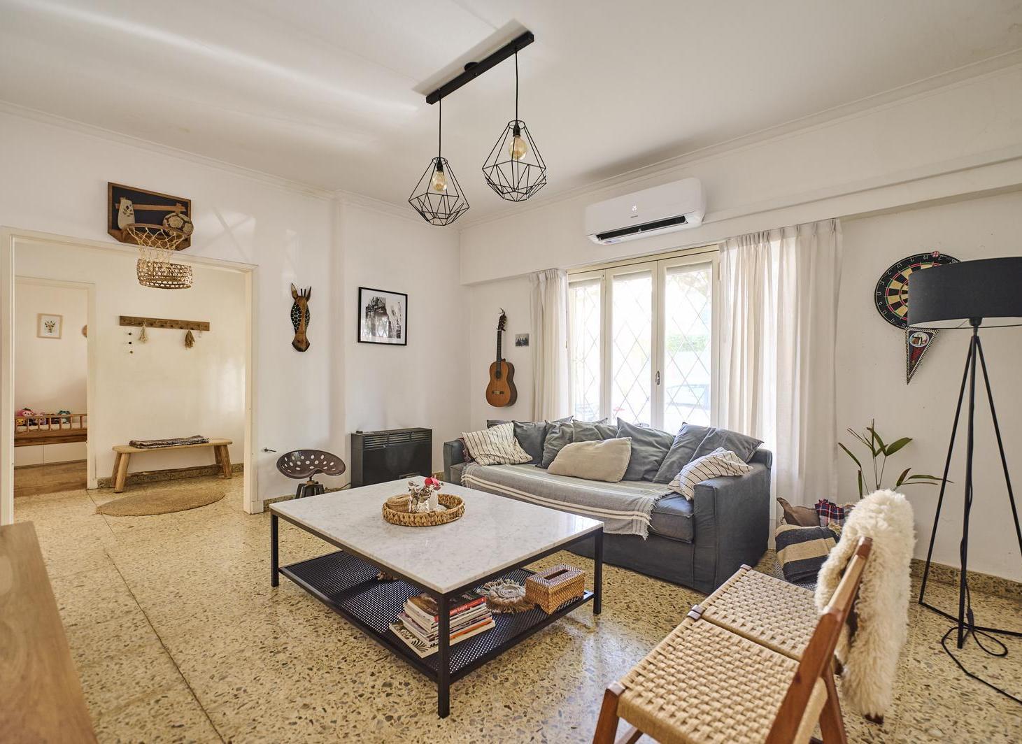 Casa en buen estado! En una planta en Olivos, entre Uzal y Av. Maipú, con pequeño jardin y terraza.