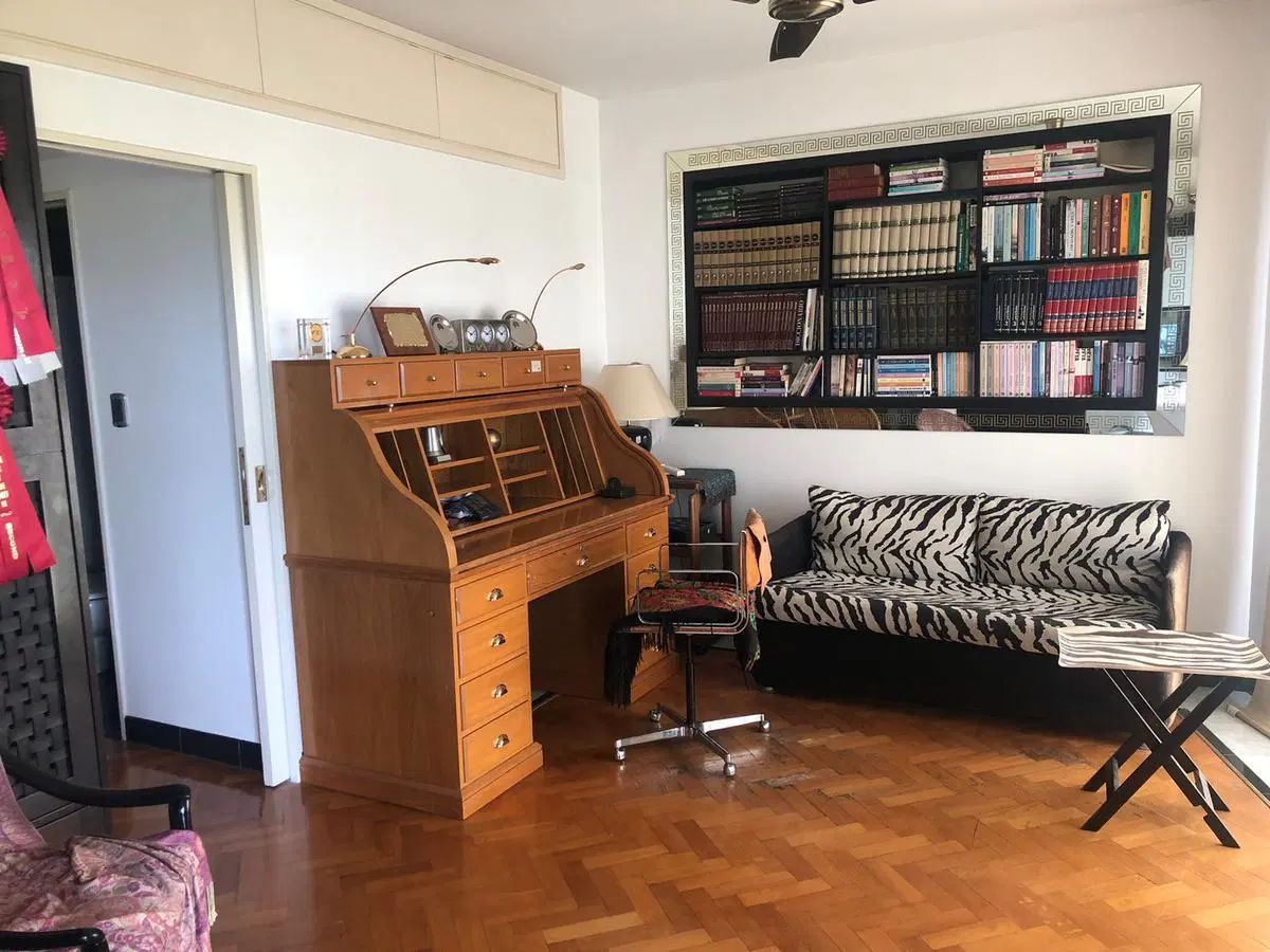 ¡Piso alto al frente, con sol de mañana, cochera, dependencia, 2 dormitorios y 2 baños! 2