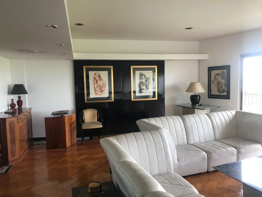 ¡Piso alto al frente, con sol de mañana, cochera, dependencia, 2 dormitorios y 2 baños! 3
